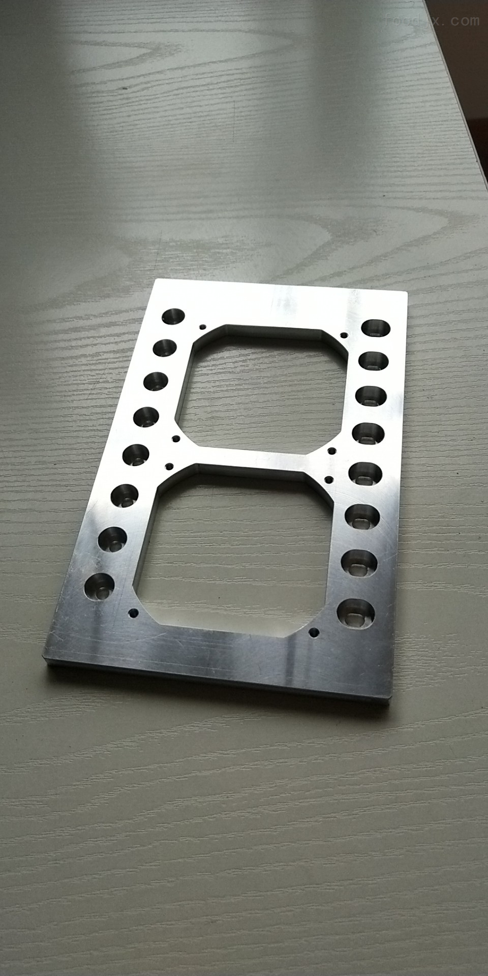 上海精密铝件加工 机械设备零件厂中的CNC中心与机械钣金解析